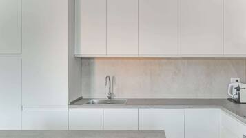 Réfrigérateur, micro-ondes, plaque de cuisson, lave-vaisselle