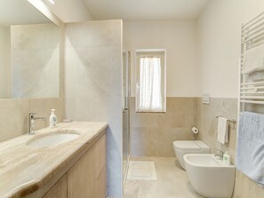 Douche, bidet, serviettes fournies