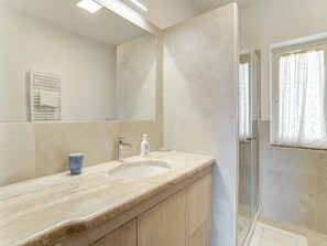 Shower, bidet, towels - Apartment in Sardegna near beach (Sardegna)