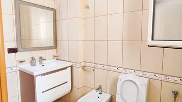 Shower, hair dryer, bidet, towels