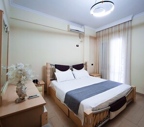 2 bedrooms, iron/ironing board, WiFi, bed sheets - Family Suite (Vlorë)