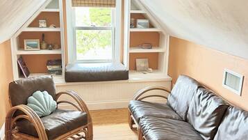 Smart-TV, Bücher, Stereoanlage, Computerbildschirme