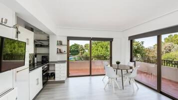 Frigorífico, microondas, horno y placa de cocina