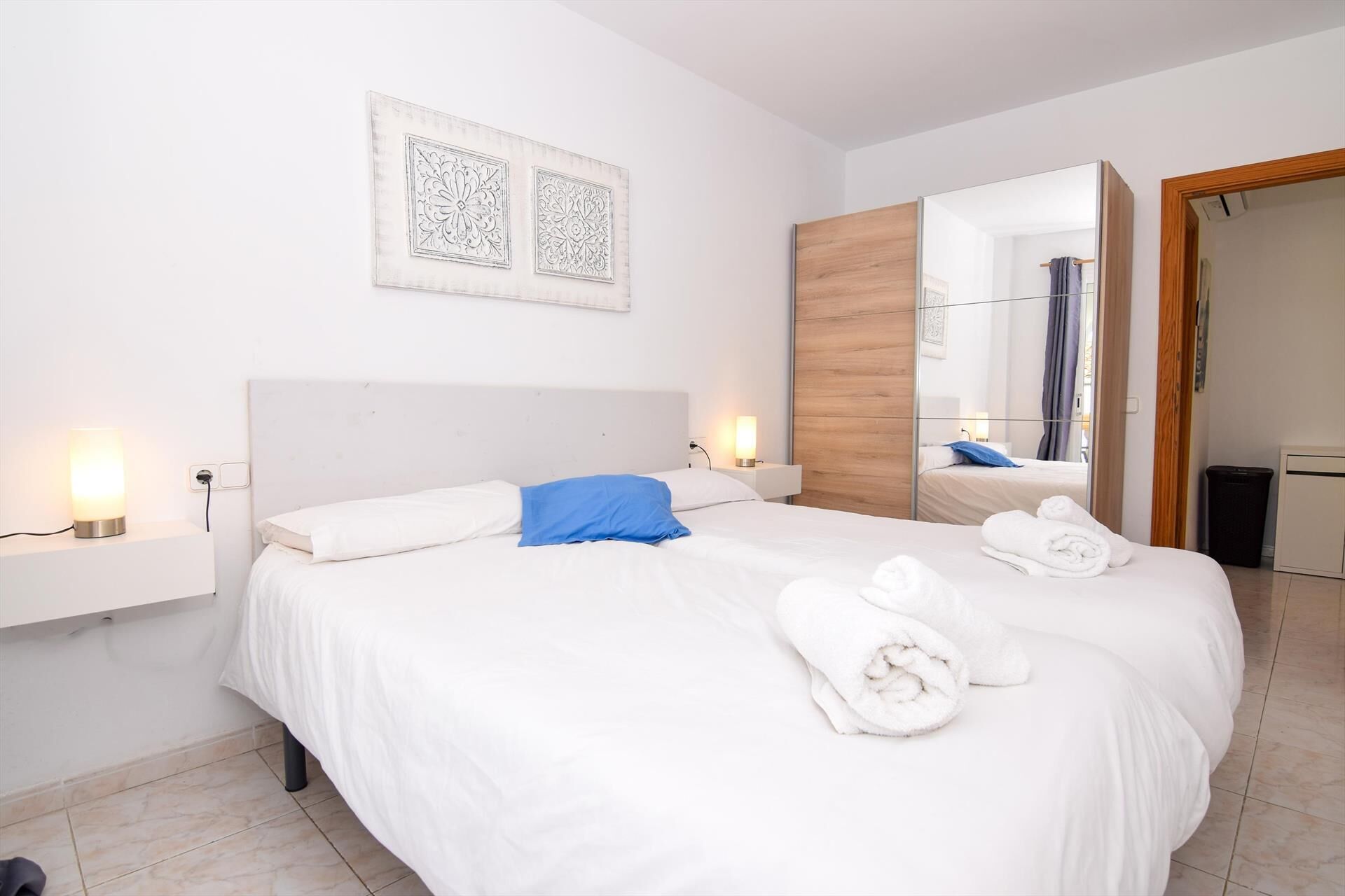 1 dormitorio, tabla de planchar con plancha, wifi y ropa de cama