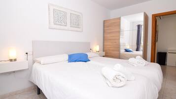 1 dormitorio, tabla de planchar con plancha, wifi y ropa de cama