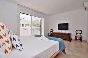 3 chambres, fer et planche à repasser, Wi-Fi, draps fournis