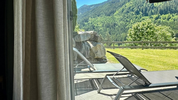 Ein Balkon mit Blick auf eine bewaldete Bergkette.