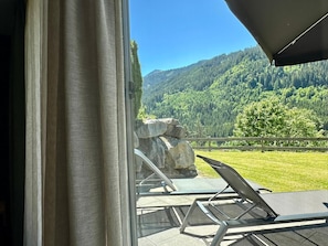 A balcony with a view of a forested mountain range. - Apartment in Untertauern near Obertauern Skiing (Untertauern)