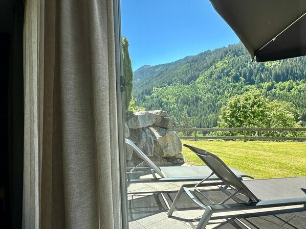 A balcony with a view of a forested mountain range. - Apartment in Untertauern near Obertauern Skiing (Untertauern)