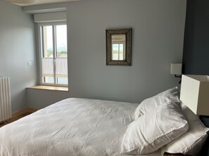 5 chambres, fer et planche à repasser, lit de bébé portatif, Wi-Fi