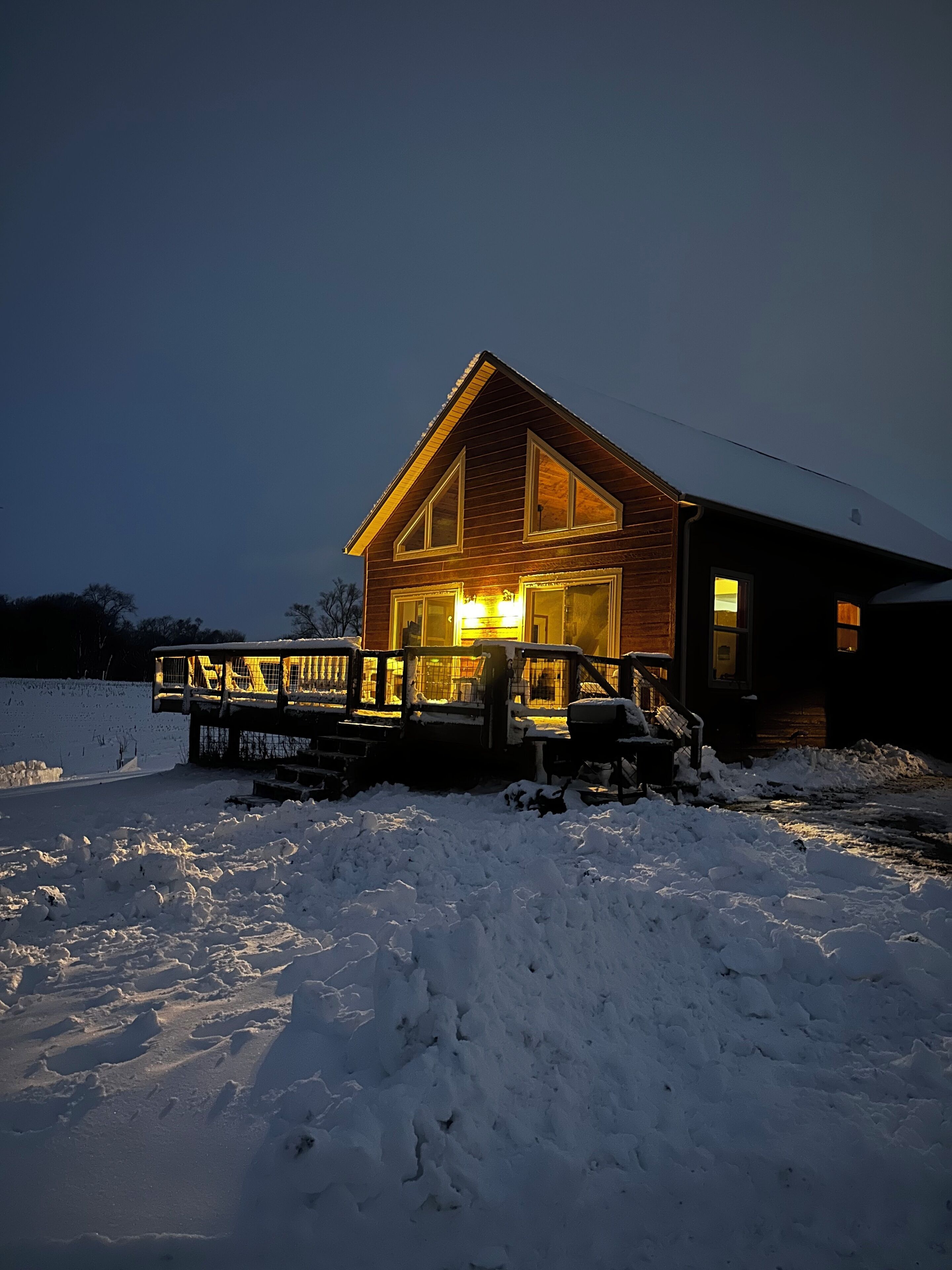 Cozy cabin on family farm. Surrounded by nature, yet close to the Quad Cities.