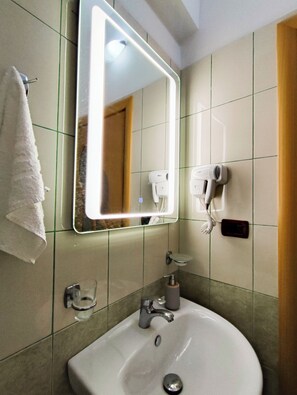 Shower, hair dryer, towels, soap - Standart Double Room (Vlorë)