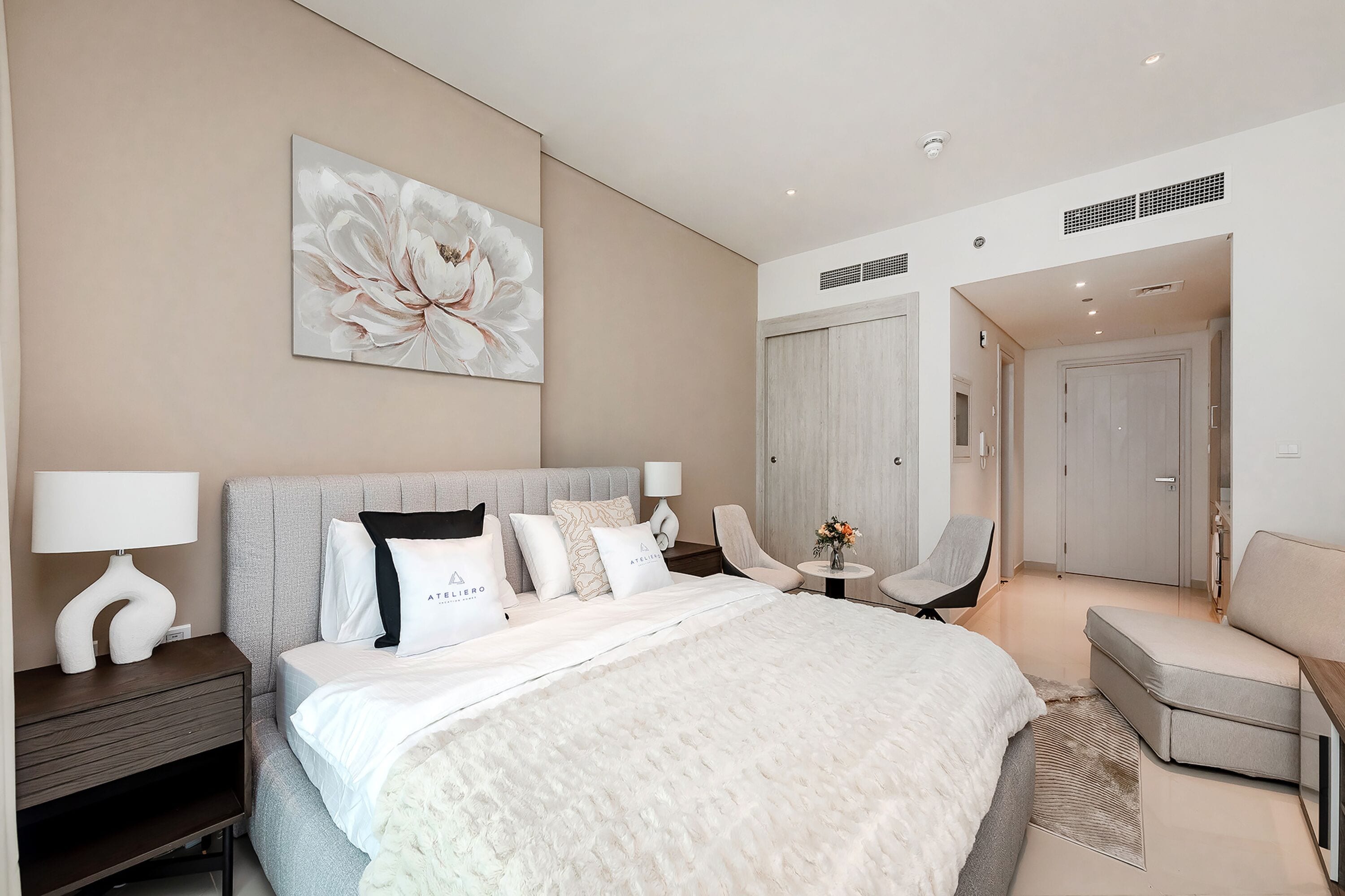 1 غرفة نوم وميني بار وستائر تعتيم وتجهيزات عازلة للصوت