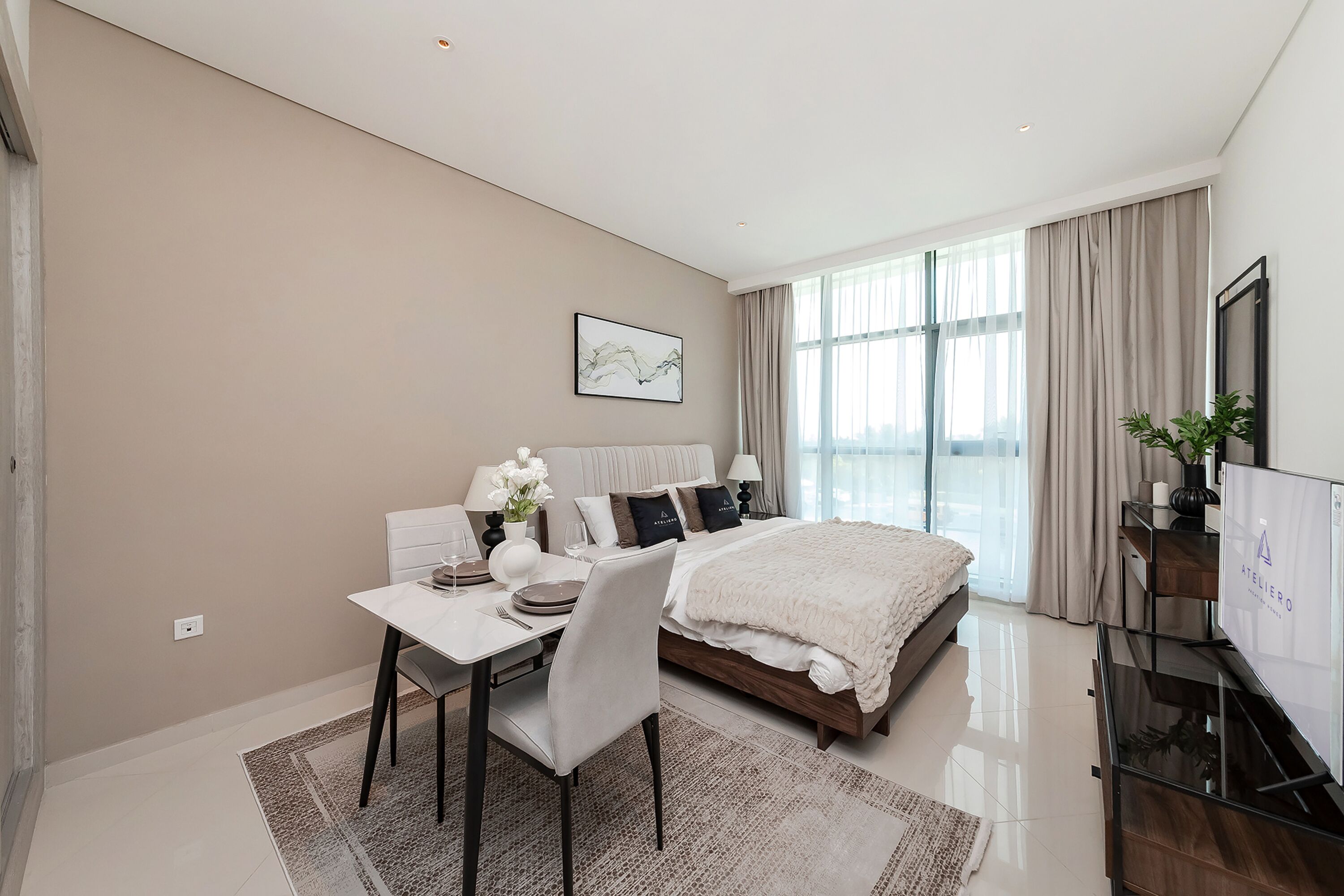 Une chambre moderne avec un lit, une table de chevet et un bureau avec des chaises.