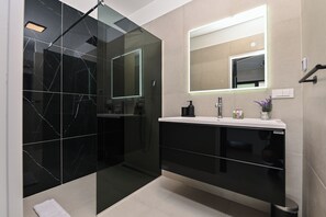 Deluxe-Villa, 4 Schlafzimmer, eigener Pool, Poolblick | Badezimmer | Haartrockner, Fußbodenheizung (Badezimmer), Handtücher, Seife