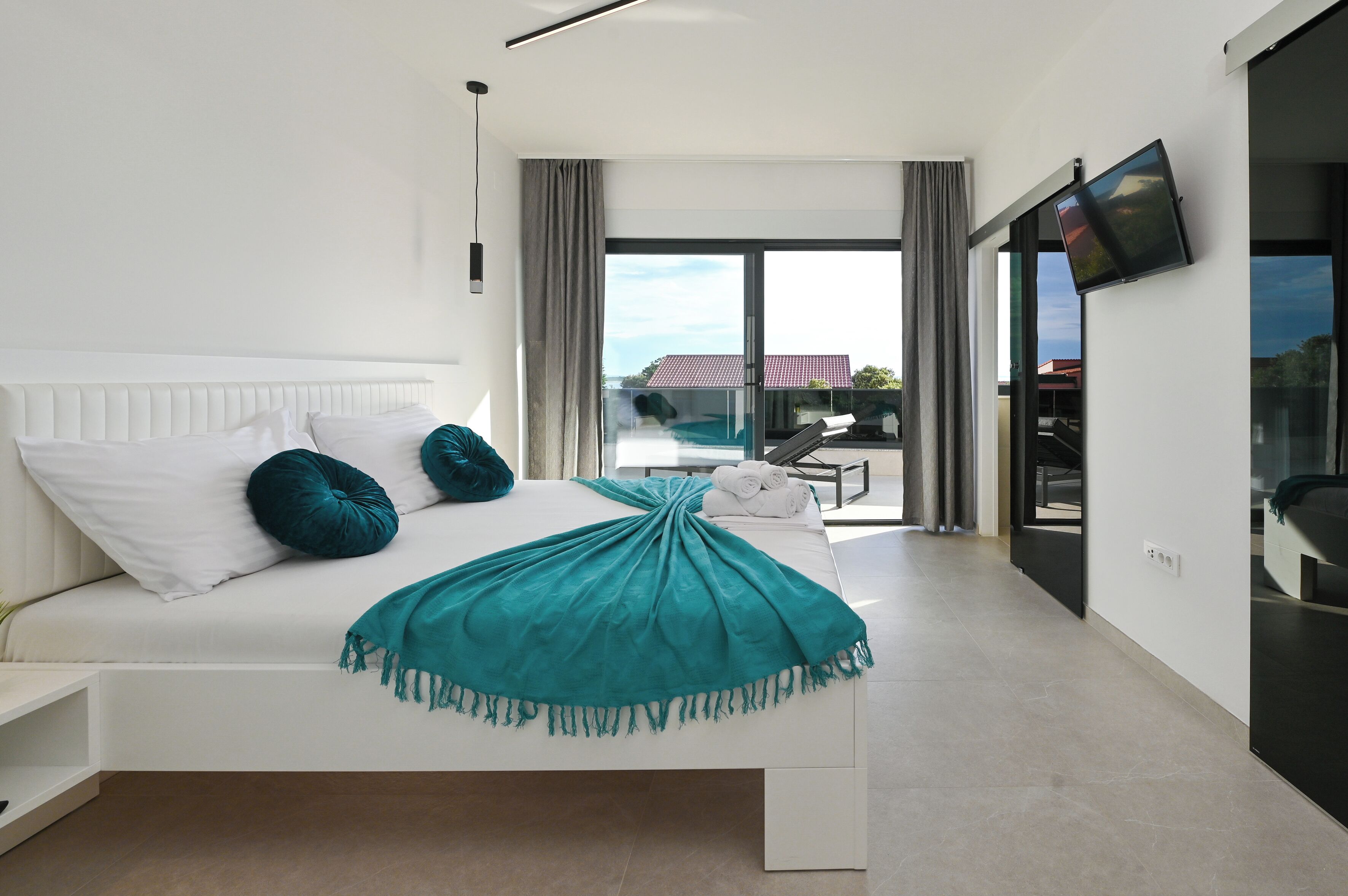 4 bedrooms, iron/ironing board, free WiFi, bed sheets