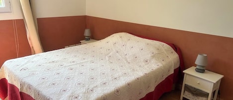 1 habitación, tabla de planchar con plancha, wifi gratis y ropa de cama