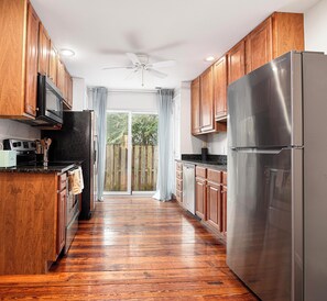 Private kitchen - Clean & Stylish Townhouse Available in June! Perfect for Family and Friends! (Baltimore)