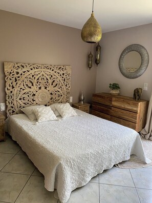 4 bedrooms, iron/ironing board, WiFi, bed sheets - ELNE near Argeles sur mer, Villa with heated pool. (Elne)