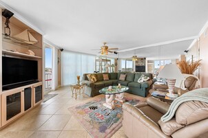 公寓式客房, 多张床 (SeaSpray Riverside 611) | 起居区 | 电视