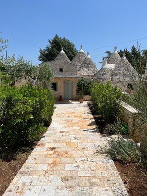 Exterior - Trulli complex with pool in Puglia near town - lamabuonasera (Castellana Grotte)