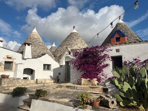 Exterior - Trulli complex with pool in Puglia near town - lamabuonasera (Castellana Grotte)