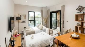 1 habitación, tabla de planchar con plancha, wifi gratis y ropa de cama