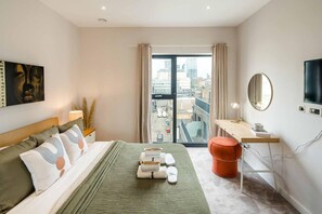 Apartment | 1 bedroom, iron/ironing board, free WiFi, bed sheets - 16 Minutes Walk To London Eye/shard View & Balcony (London)