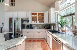 Kjøleskap, mikrobølgeovn, ovn og kokeplater