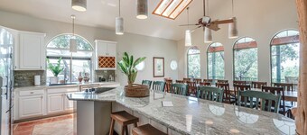  Your Perfect Fall Lakefront Escape- Pool/Outdoor Kitchen & BBQ/Hot Tub/Fire Pit