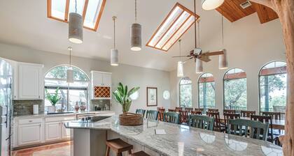 Your Perfect Fall Lakefront Escape- Pool/Outdoor Kitchen & BBQ/Hot Tub/Fire Pit