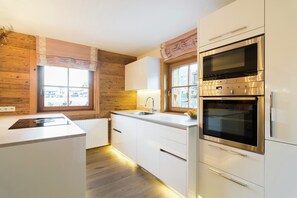 Kühlschrank, Mikrowelle, Ofen, Geschirrspüler