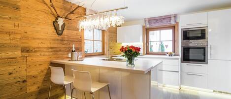 Jääkaappi, mikroaaltouuni, uuni, liesi