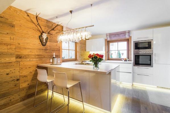 雪櫃、微波爐、焗爐、爐具