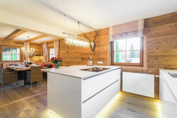 Kühlschrank, Mikrowelle, Ofen, Geschirrspüler