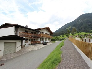 Exterior - Apartment in Brixen near Ski Bus (Brixen im Thale)