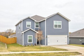 Exterior - Lavida, Luxury 6BRM, Sleeps 15, Backyard, Dallas TX (Dallas)