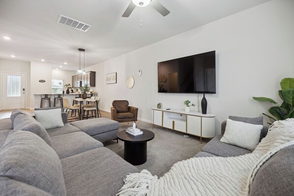 Smart TV - Lavida, Luxury 6BRM, Sleeps 15, Backyard, Dallas TX (Dallas)