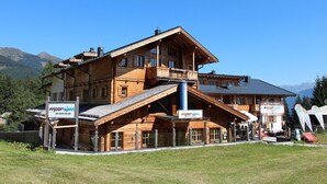 Eine Holzhütte auf einem Berg, mit Restaurant und einem Schild mit der Aufschrift 'moonalm'.