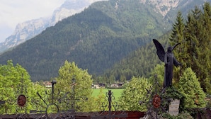 A mountain landscape with a statue in the foreground. - Apartment in Waidring near PillerseeTal Ski Area (Waidring)