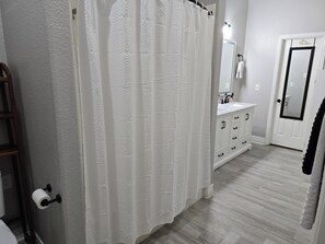Sèche-cheveux, serviettes fournies, savon, shampoing