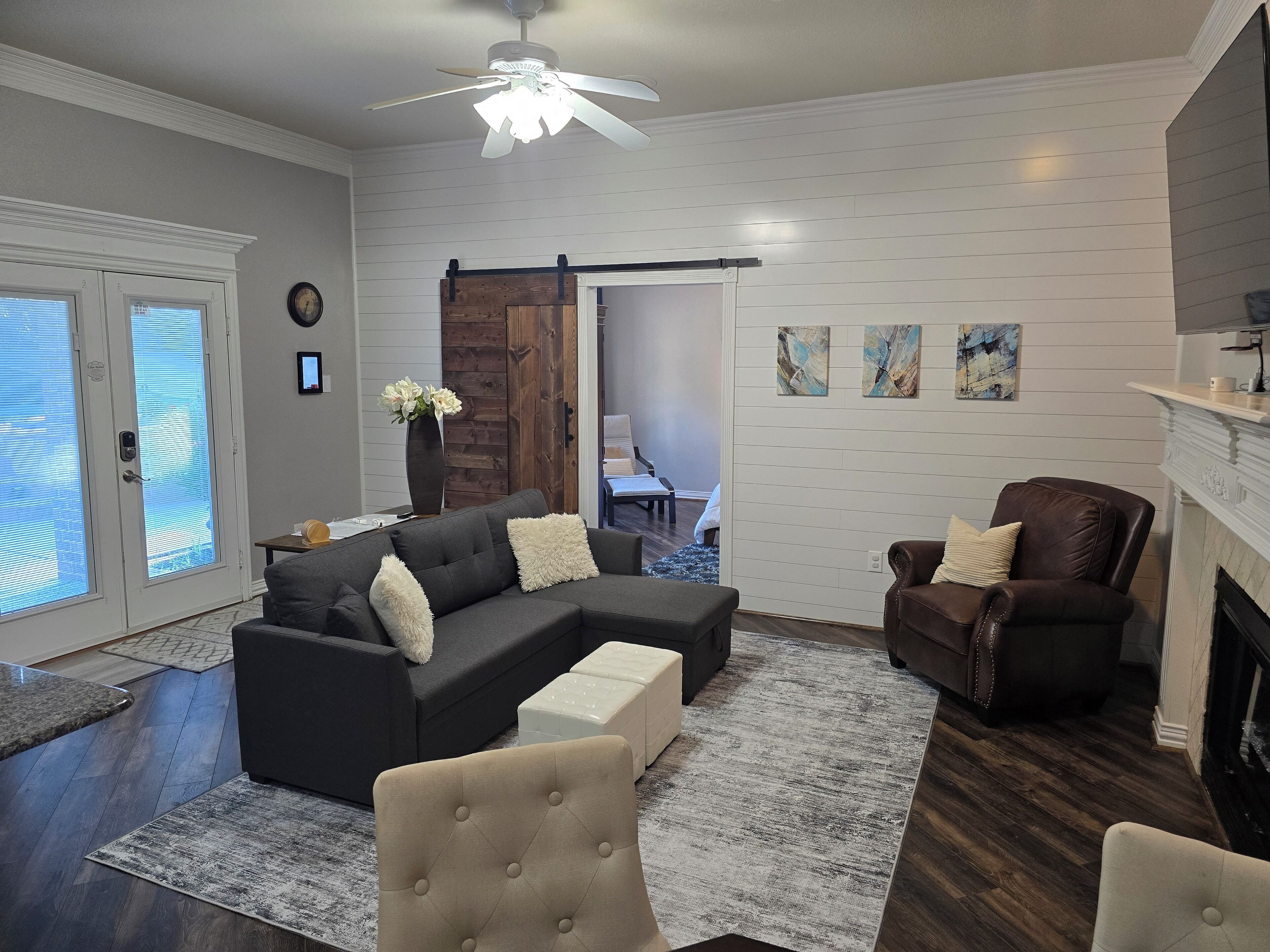 Smart TV, fireplace