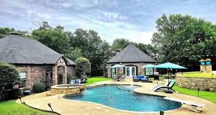 Exquisite Country GUEST HOUSE with Pool & Hot Tub.
NO PARTIES or events allowed.