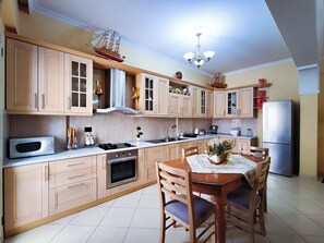 Microwave - Grand Group Suite (Vlorë)