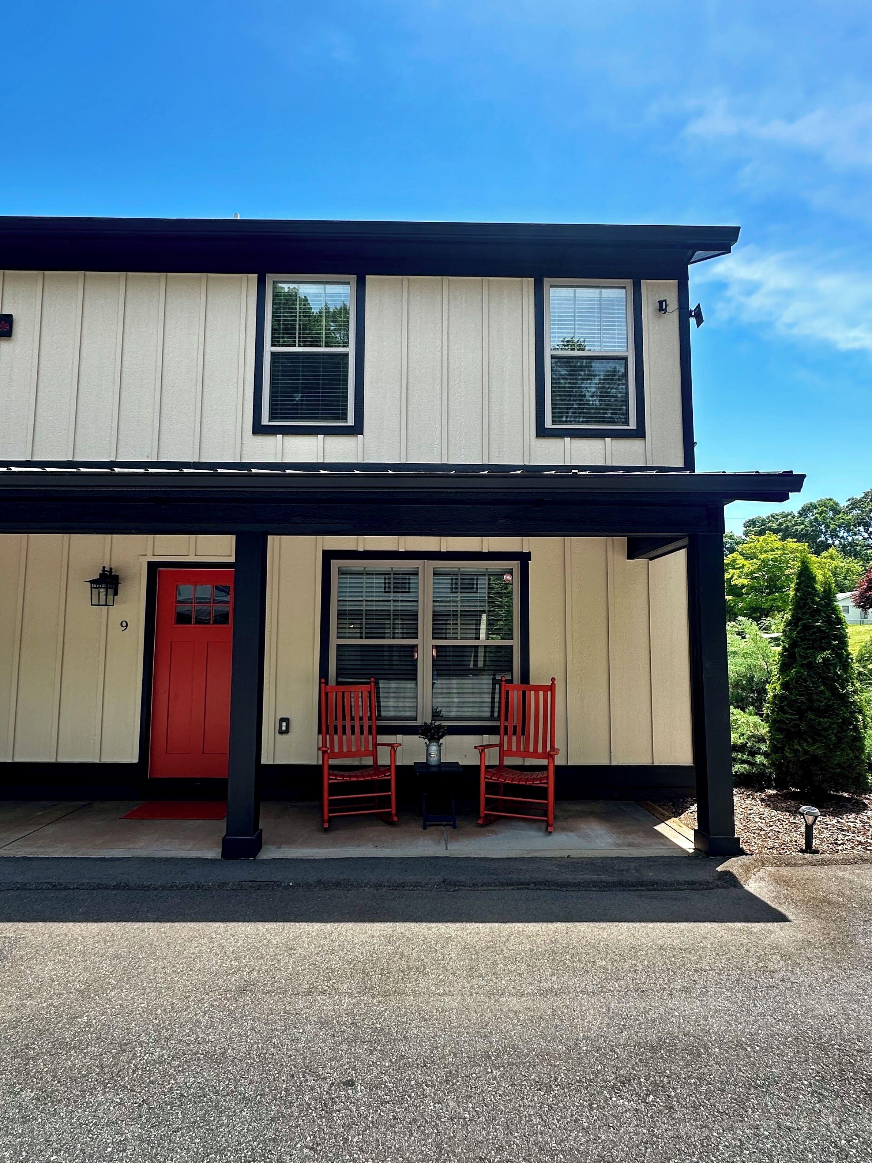 Cheerful & Modern Townhome - Orange Unit. 15 minutes to downtown Asheville!