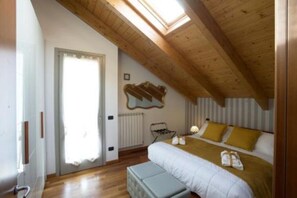 2 bedrooms, in-room safe, iron/ironing board, free WiFi