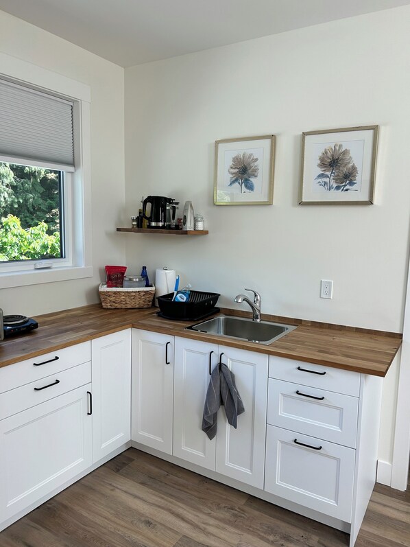 Réfrigérateur, un four, surface de cuisson, bouilloire électrique