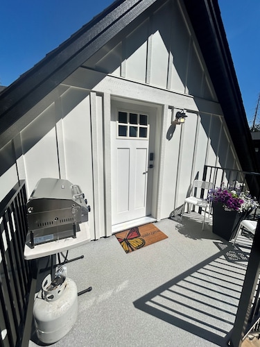 Welcome to The Ferns in Cobble Hill! Quiet, clean and functional bachelor suite.