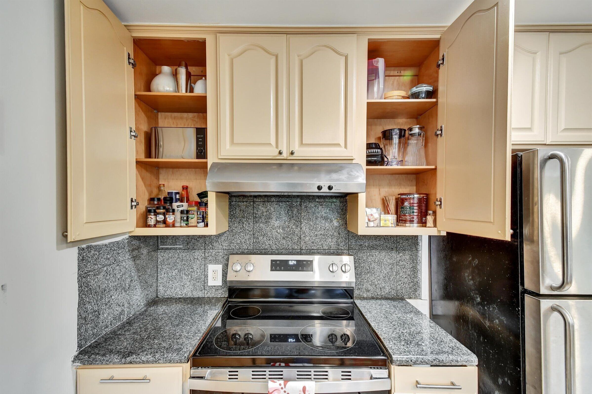 Jääkaappi, mikroaaltouuni, uuni, liesi