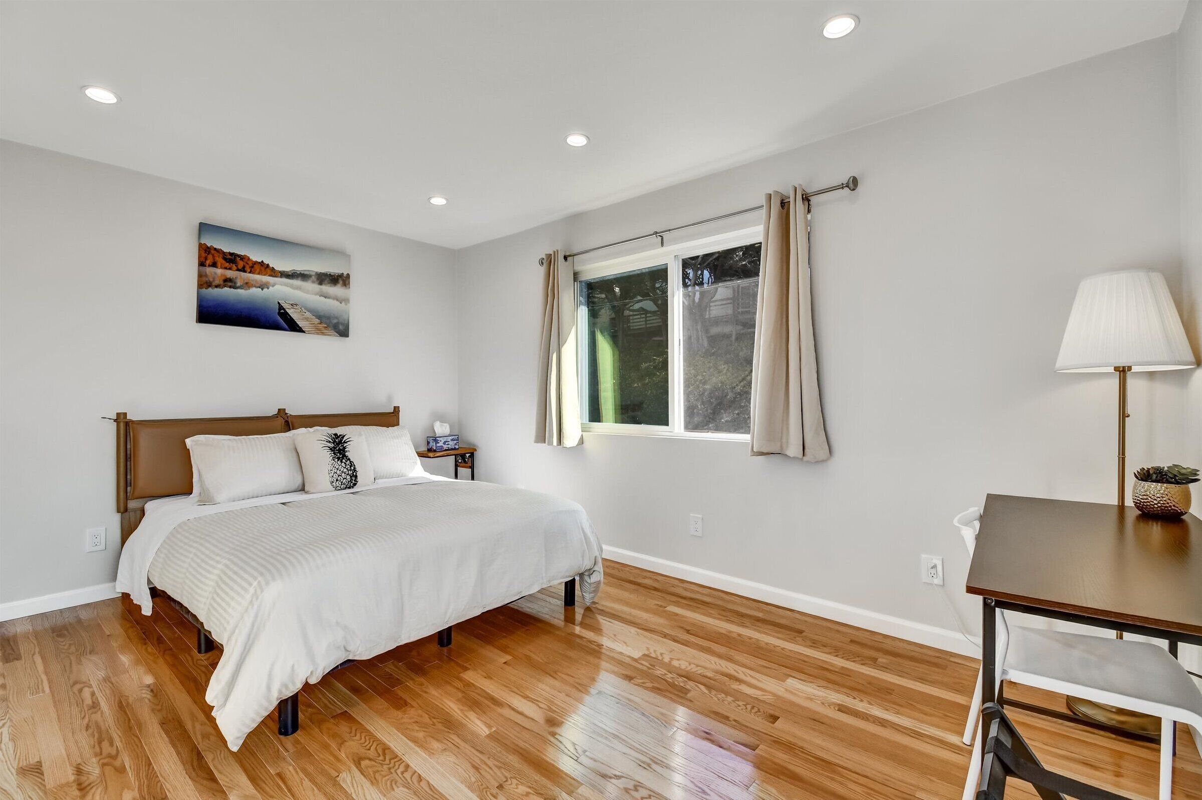 3 bedrooms, desk, iron/ironing board, travel crib